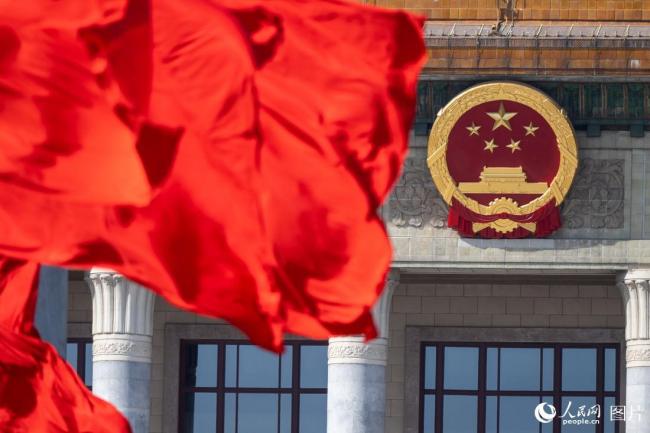 兩(liǎng)會(huì)召開(kāi)在即 北京天安門廣場紅旗招展