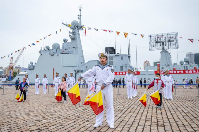 海軍舉行艦艇開(kāi)放活動,開(kāi)封艦首次向(xiàng)公衆敞開(kāi)大門