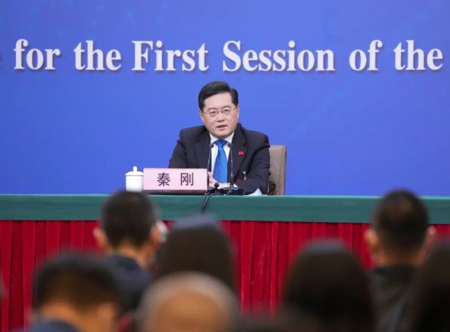 ▲3月7日，十四屆人大一次會(huì)議在北京梅地亞中心多功能(néng)廳舉行記者會(huì)，外交部長(cháng)秦剛就(jiù)“中國(guó)外交政策和對(duì)外關系”相關問題回答中外記者提問。新華社記者才揚攝