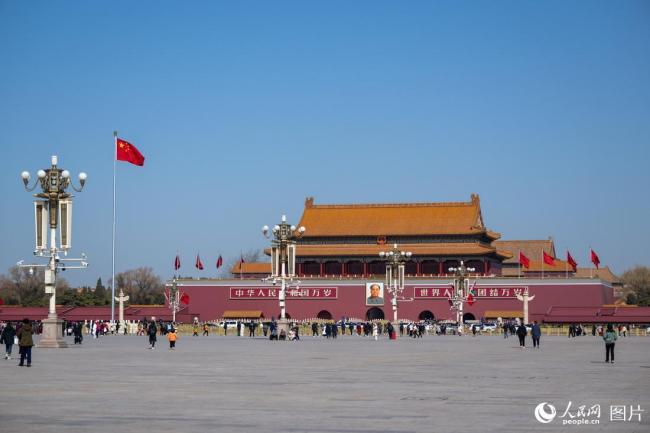 兩(liǎng)會(huì)召開(kāi)在即 北京天安門廣場紅旗招展