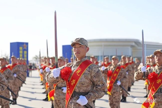 威武！這(zhè)些新兵入伍時(shí)獲贈“從戎之劍”！