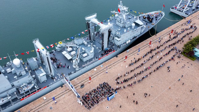 海軍舉行艦艇開(kāi)放活動,開(kāi)封艦首次向(xiàng)公衆敞開(kāi)大門